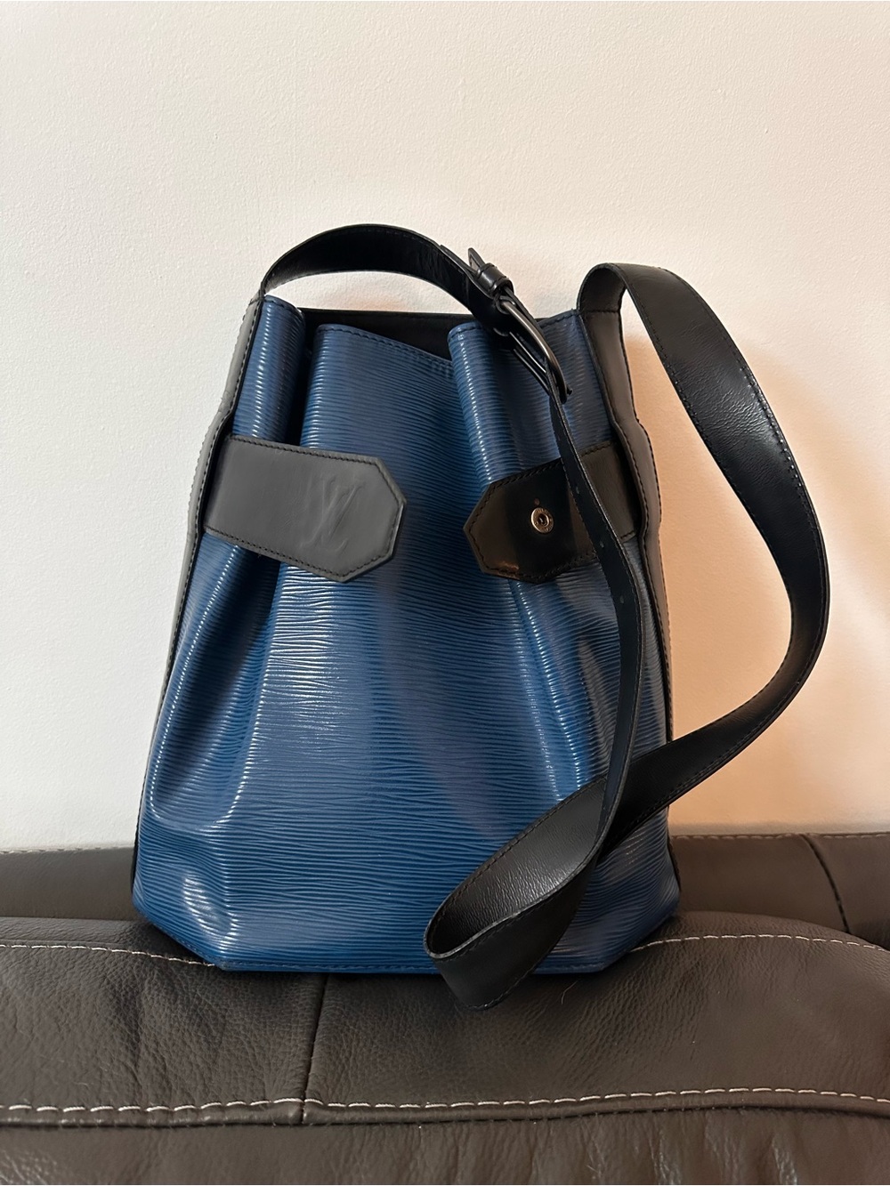 Louis Vuitton Blue Epi Leather Sac D’Epaule Vintage Bucket Bag - Picture 16 of 16